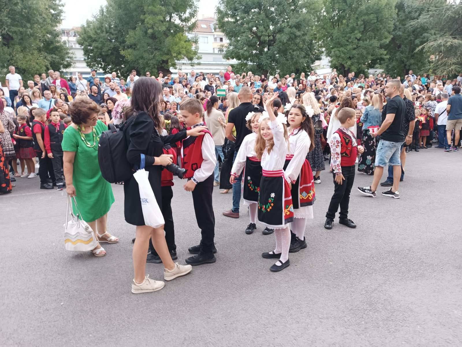 Областният управител на Бургас откри новата учебна година в две бургаски училища
